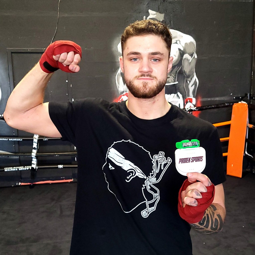 Enzo sourit avec son protège-dents ProtekSports en salle